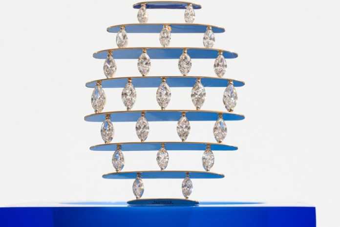 Sculptural gold jewellery centrepiece from the Nomis Lumière Libre collection