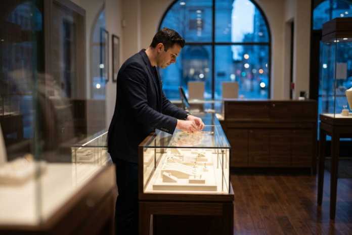 Jewellery luxury rebound: a quiet Canadian jewellery store display case