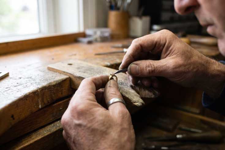 Setting a stone at the bench, the daily work of a jewellery apprenticeship in Canada